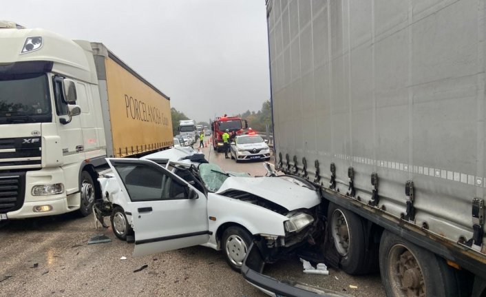 Bolu'da tıra çarpan otomobilin sürücüsü ağır yaralandı