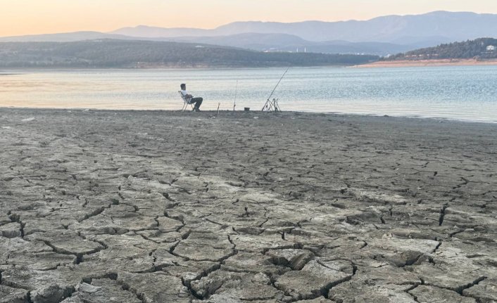 Bolu'daki Gölköy Baraj Gölü'nün bazı bölümlerinde su 35 metre çekildi