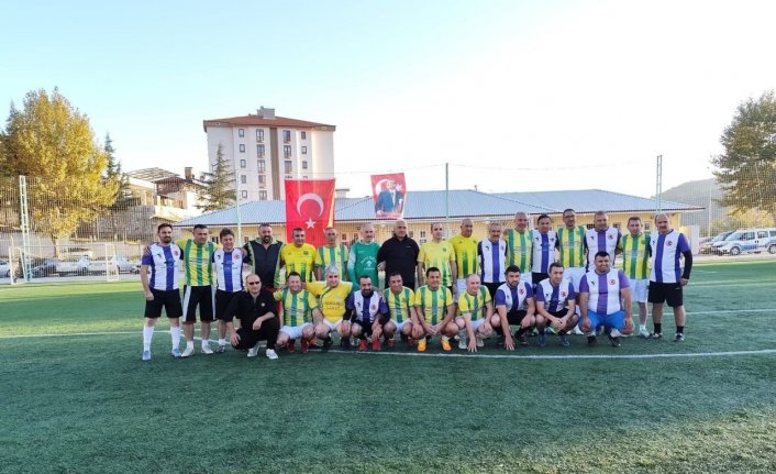 Çorum İskilip'te eski futbolcular gösteri maçı yaptı