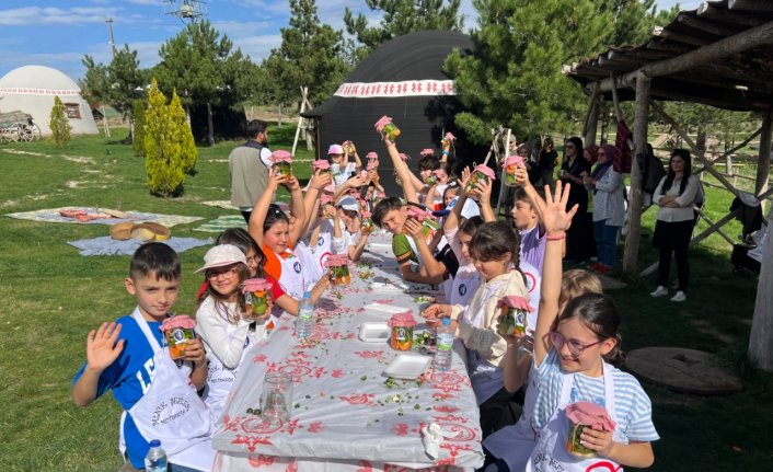 Çorum'da çocuklar kışlık yiyecek hazırlamayı öğrendi