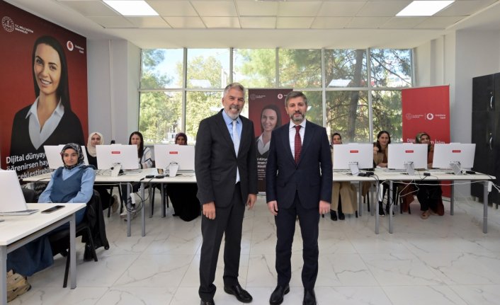 “Dijital Benim İşim“ projesi deprem bölgesinde 15 bin kadına ulaşacak