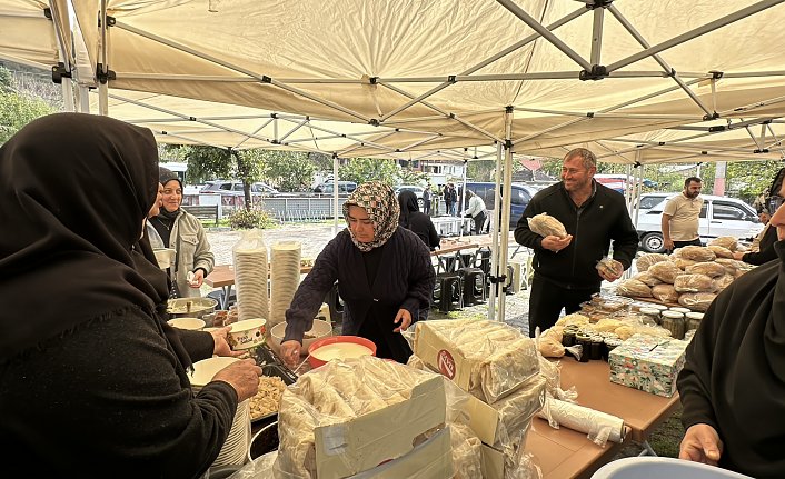 Düzce'de köy kadınlarından depremde hasar gören caminin onarımına destek