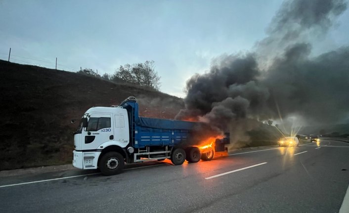 Düzce'de seyir halindeki kamyonda çıkan yangın söndürüldü