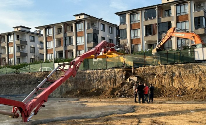 Düzce'de üzerine beton pompası devrilen işçi öldü