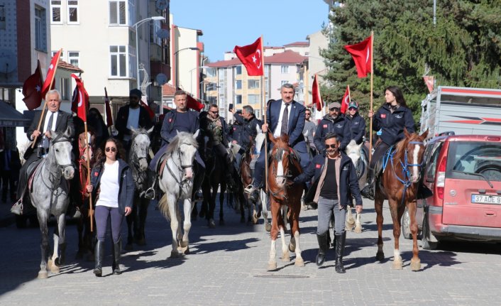 İstiklal Yolu'nu at sırtında geçtiler