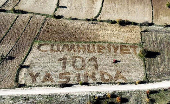 Karabüklü genç çiftçi, tarlasına traktörüyle “Cumhuriyet 101 Yaşında“ yazdı