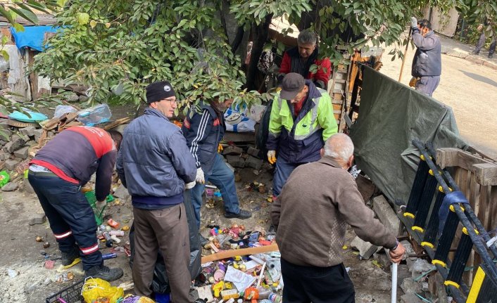 Karabük'te ev ve bahçesinden 1 kamyon çöp toplandı