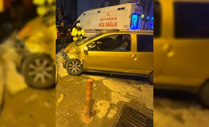 Karabük'te iki otomobilin çarpıştığı kazada 4 kişi yaralandı