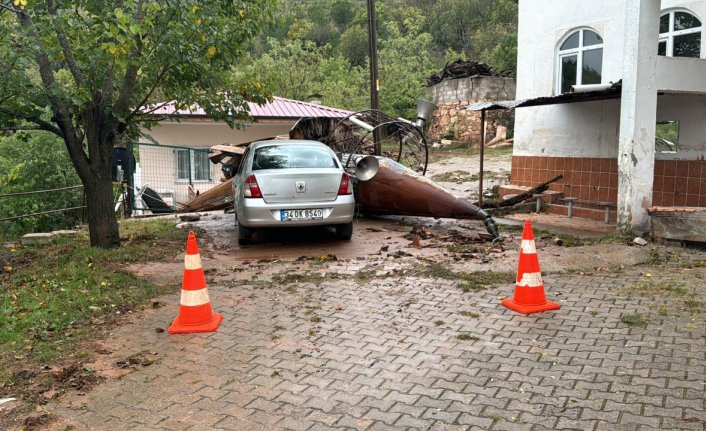 Karabük'te şiddetli fırtına cami minaresini devirdi