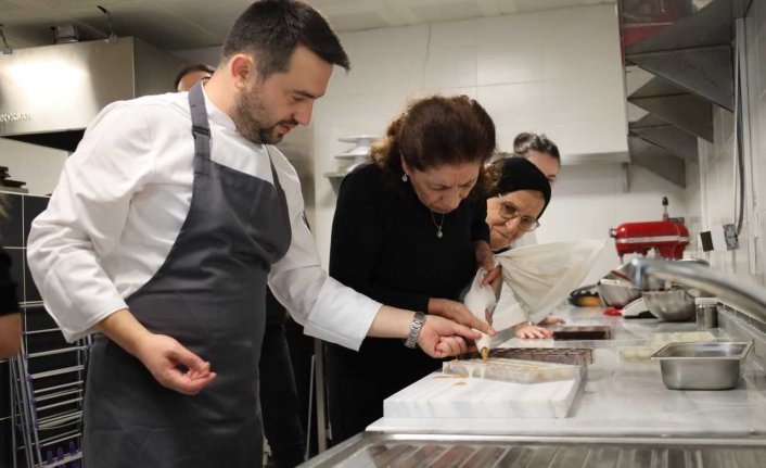 Karabük'te yaşlılar gastronomi öğrencileriyle yemek ve çikolata yaptı