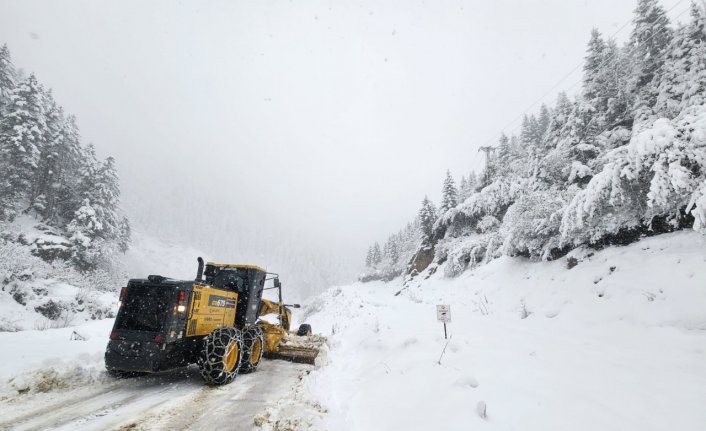 Karadeniz'de karla mücadele çalışmaları devam ediyor