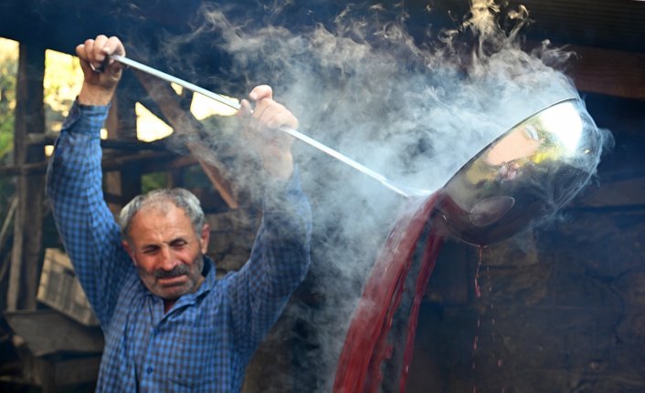 Karadeniz'e özgü kokulu üzümden tatlı ve ekşi pekmez üretiliyor