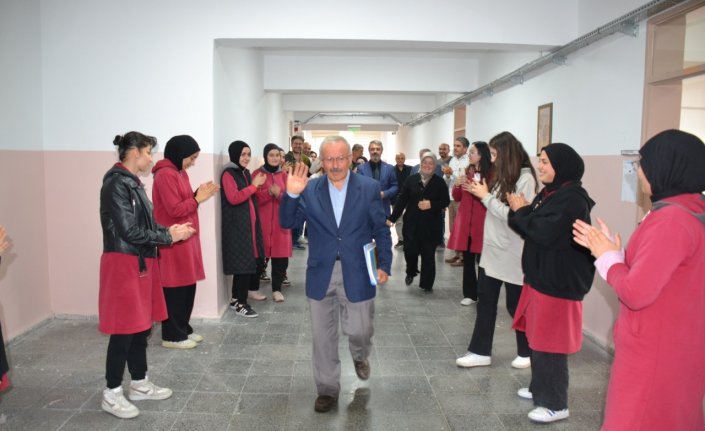 Kastamonu'da 40 yıllık öğretmen alkışlarla emekliliğe uğurlandı