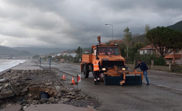 Kastamonu'da dalgalar sahildeki yürüyüş yoluna zarar verdi