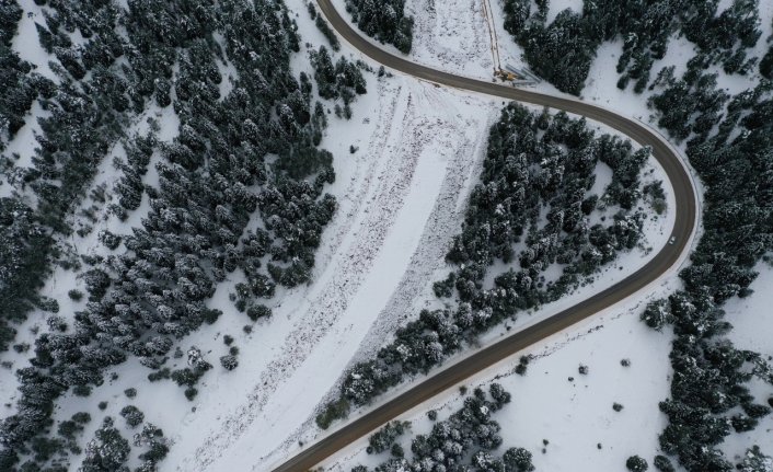 Kastamonu'da karla kaplanan ormanlar dron ile görüntülendi