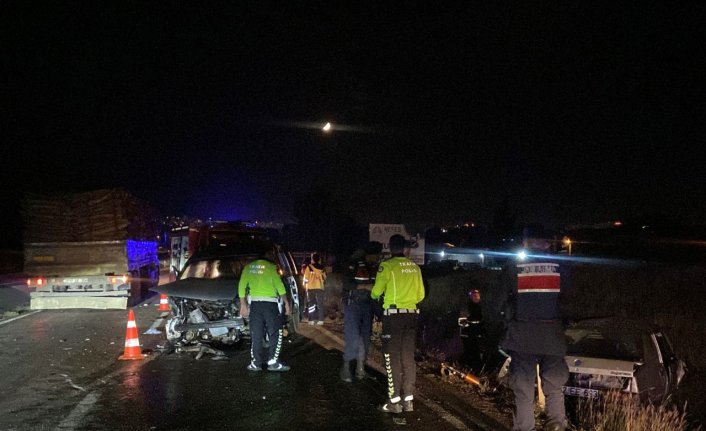 Kastamonu'da otomobille hafif ticari aracın çarpıştığı kazada 3 kişi yaralandı