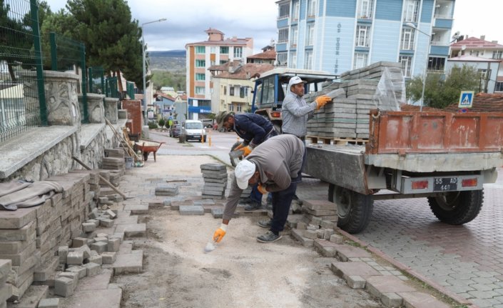 Kavak Belediyesi bozulan yolların onarımı için çalışma yapıyor