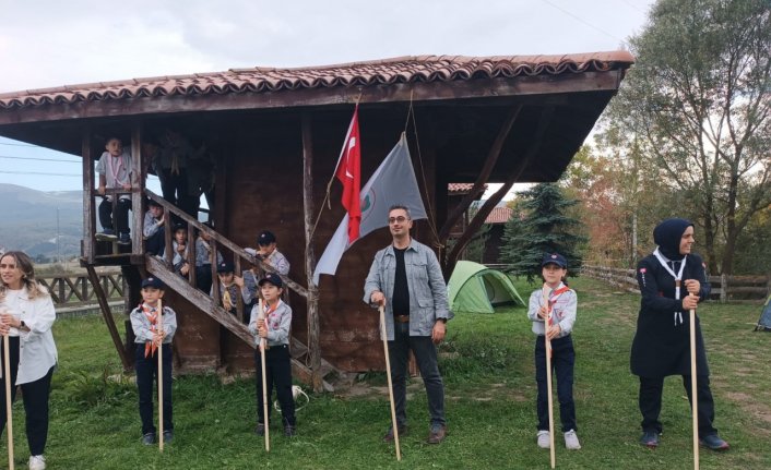 Ladikli öğrenciler arkadaşlarının anısına izcilik kampı düzenledi