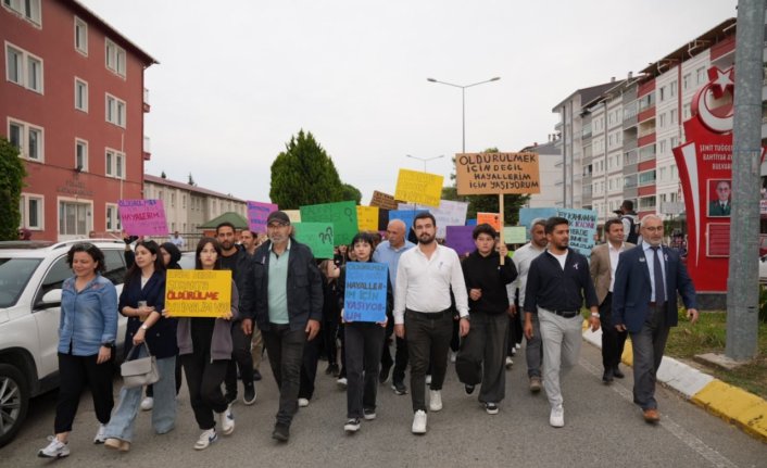 Piraziz'de kadına şiddete tepki için yürüyüş düzenlendi