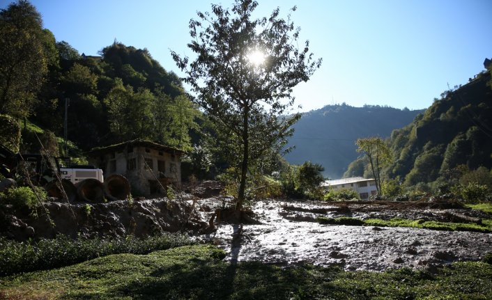 Rize'de heyelan olan köyde temizlik çalışmalarına başlandı