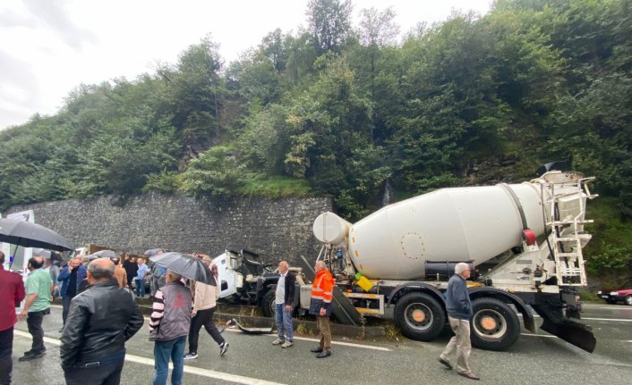 Rize'de kamyon ile çarpışan beton mikserindeki 2 kişi yaralandı