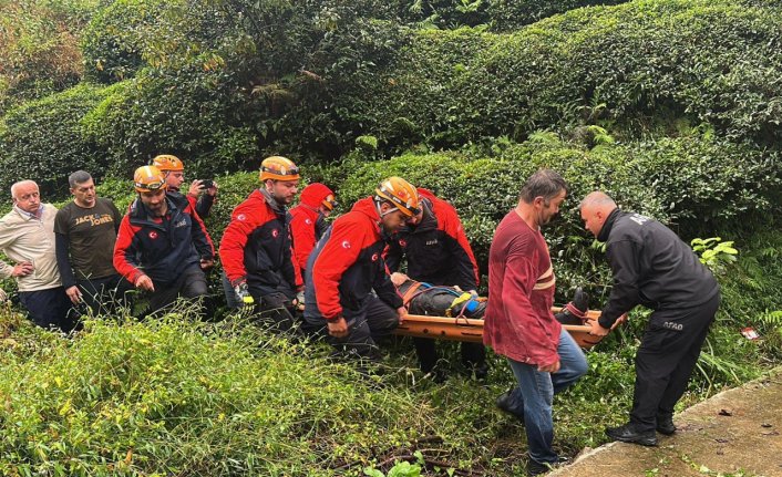 Rize'de uçuruma yuvarlanan otomobilin sürücüsü yaralandı