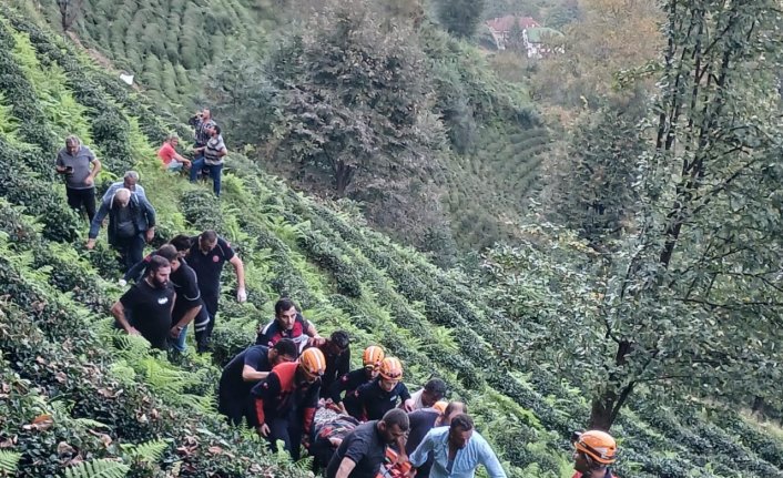 Rize'de yamaçtan yuvarlanan otomobilin sürücüsü öldü, eşi yaralandı