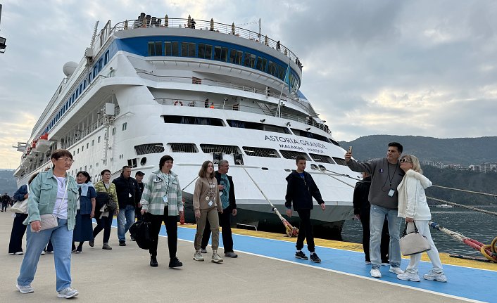 Rusya'dan 1051 kruvaziyer yolcusu Amasra'ya geldi