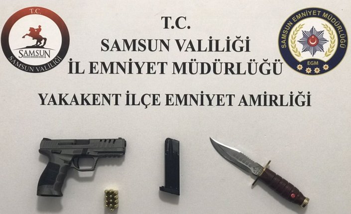 Samsun'da durdurulan şüpheli araçta silah ve bıçak ele geçirildi