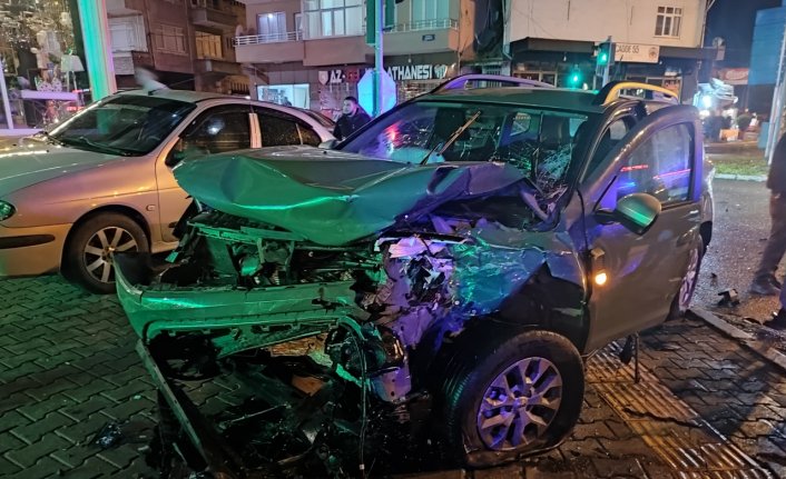 Samsun'da iki otomobilin çarpıştığı kazada 2 kişi yaralandı