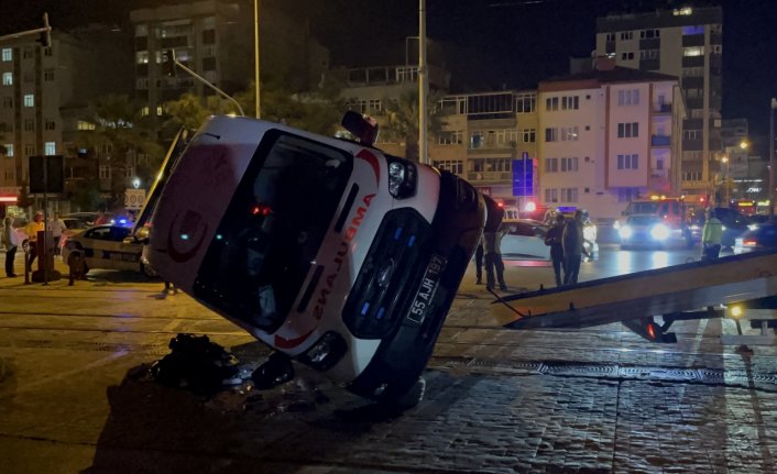 Samsun'da tramvayla ambulansın çarpışması sonucu 4 kişi yaralandı