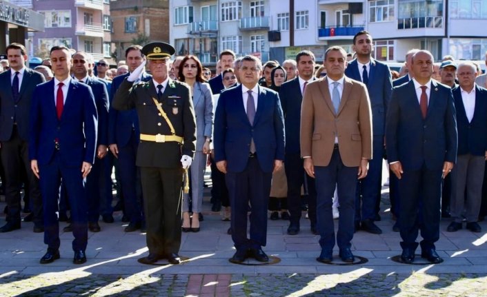 Sinop'ta Cumhuriyet Bayramı dolasıyla çelenk sunma töreni düzenlendi