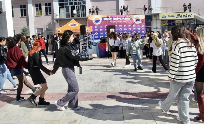 Sinop'ta ızgarada pişirilen bin palamut şenlikte dağıtıldı