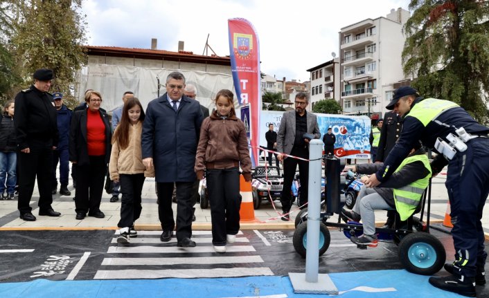 Sinop'ta öğrenciler, Mobil Trafik Eğitim Tırı'nda trafik kurallarını uygulamalı olarak deneyimledi