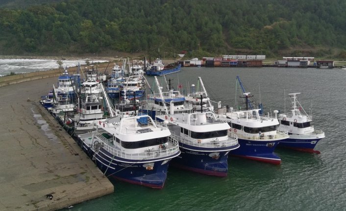 Sinop'ta  olumsuz hava koşulları nedeniyle balıkçı tekneleri limana sığındı