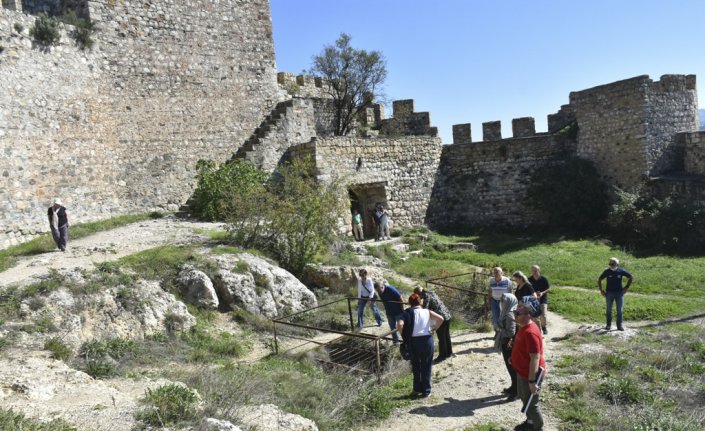 Sinop'ta sarp kayalıklar üzerine kurulu Boyabat Kalesi dikkat çekiyor