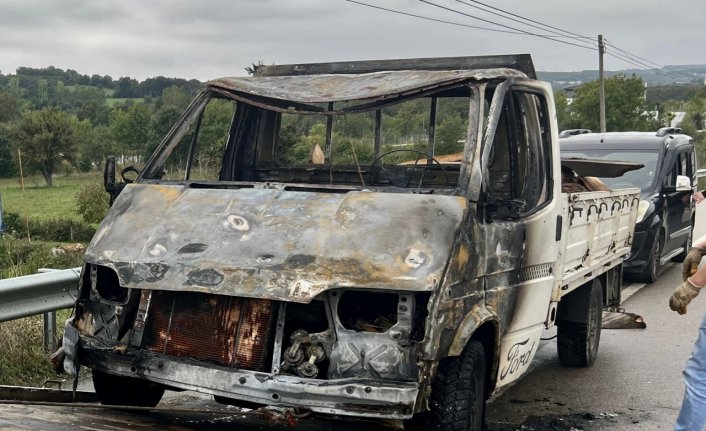 Sinop'ta seyir halindeki kamyonet yandı