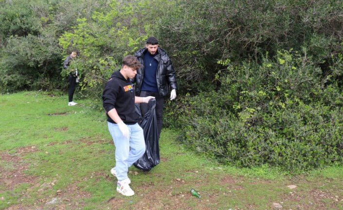 Sinop'ta üniversite öğrencileri çevre temizliği yaptı