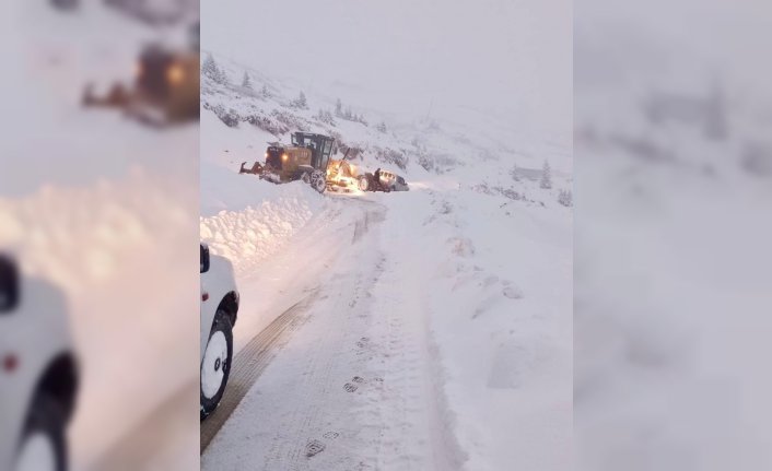 Sis Dağı Yaylası'nda kar nedeniyle mahsur kalan 5 kişi kurtarıldı