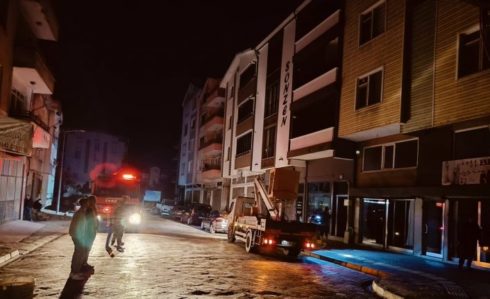 Terme’de elektrik direğinde çıkan yangın söndürüldü