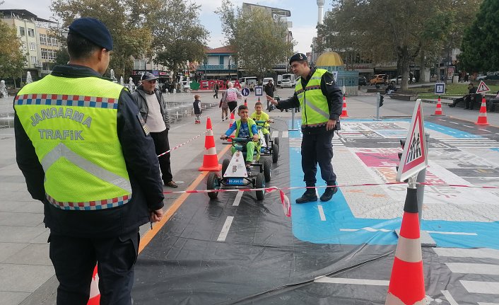 Tokat'ta mobil tır ve emniyet kemeri simülasyon aracında trafik eğitimi verildi