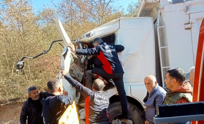 Tokat'ta iki kamyonun çarpıştığı kazada 2 kişi yaralandı