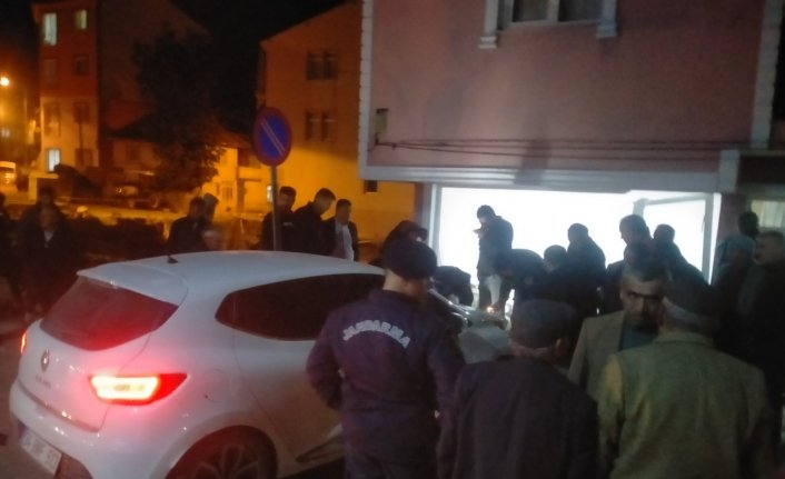 Tokat'ta iş yerine giren otomobilin sürücüsü yaralandı