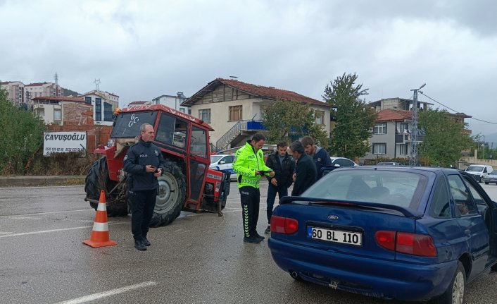 Tokat'ta otomobil ile traktörün çarpıştığı kazada 4 kişi yaralandı