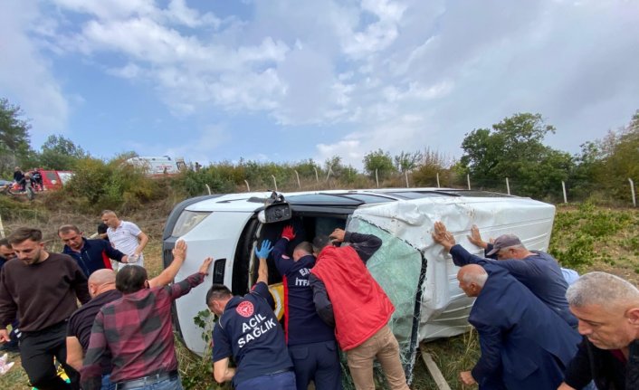 Tokat'ta tarlaya devrilen minibüsteki 3 kişi yaralandı