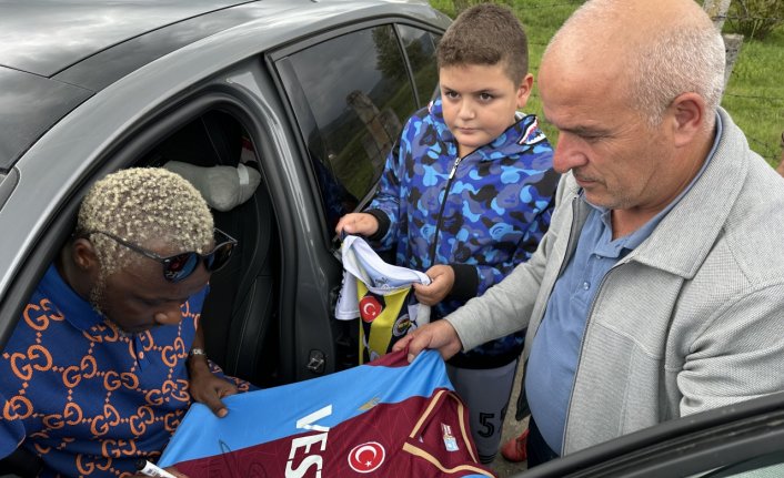 Trabzonspor'un eski futbolcusu Yattara, Düzce'de halı saha açılışına katıldı