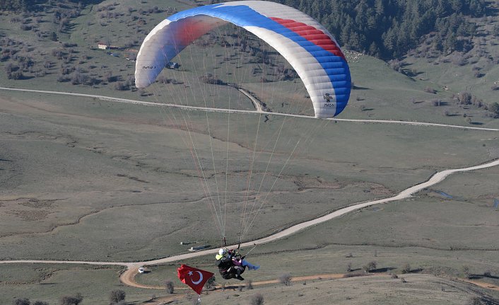 Yamaç paraşütçüleri Cumhuriyet'in 101. yıl dönümünde Abant semalarında süzüldü