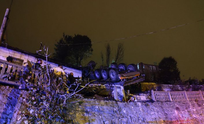 Zonguldak'ta bahçeye devrilen kömür yüklü tırın sürücüsü öldü