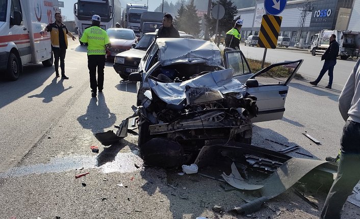 Amasya'da 2 kişinin yaralandığı trafik kazası güvenlik kamerasına yansıdı