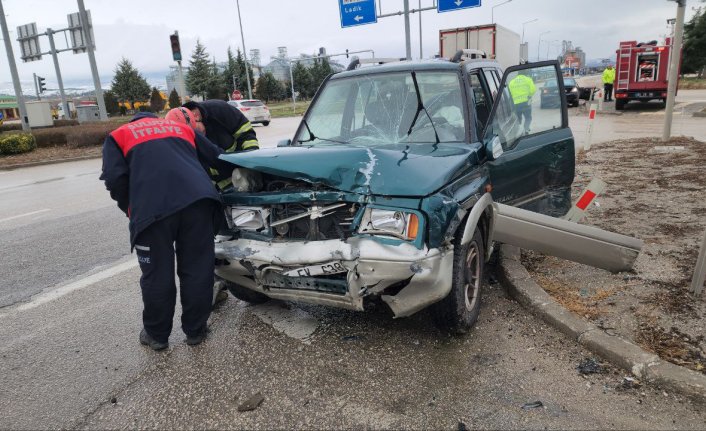 Amasya'da cip ile otomobilin çarpıştığı kazada 4 kişi yaralandı